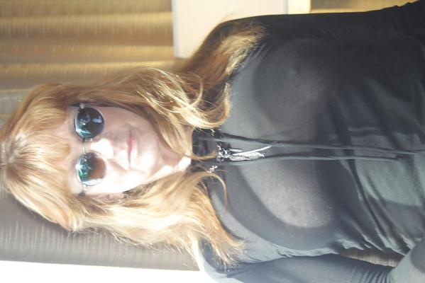 8P Schwarzes Top, Sonnenbrille und ein super Paar...