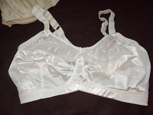 25P Mature woman in bra