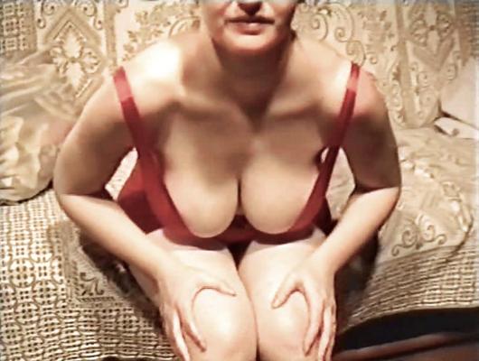 12P SAG - Quelques gros pis voluptueux dans un monokini rouge chaud 01