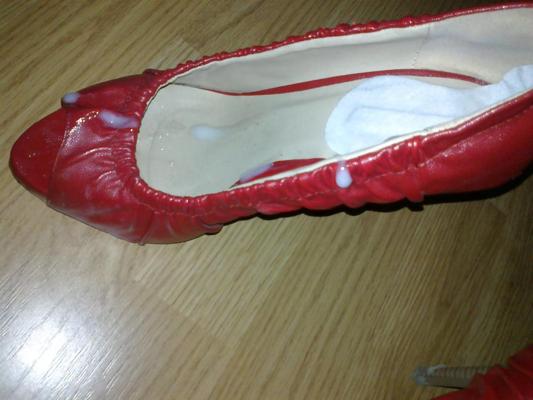 11P 妹のセクシーな赤いヒールがザーメンをゲット