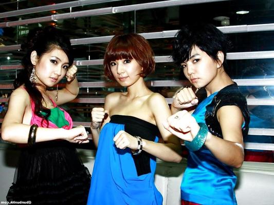 25P あなたが射精するのを見たいと思っている 3 人の女の子の写真