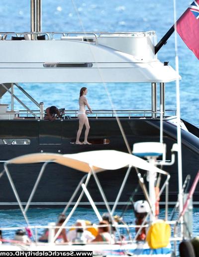25P Lily Cole Oben-ohne-Bikini-Schnappschüsse