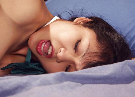 25P Fille asiatique baisée par une machine