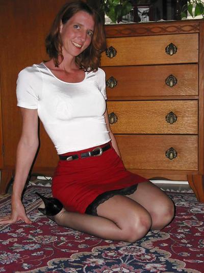 25P BEAUTIFUL HOUSEWIFE - SEXY IN NYLONS I