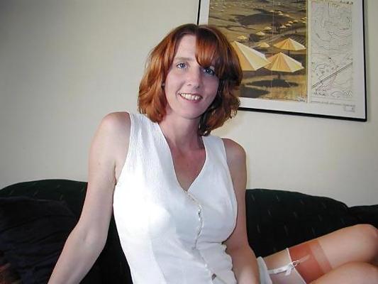 25P BEAUTIFUL HOUSEWIFE - SEXY IN NYLONS VI