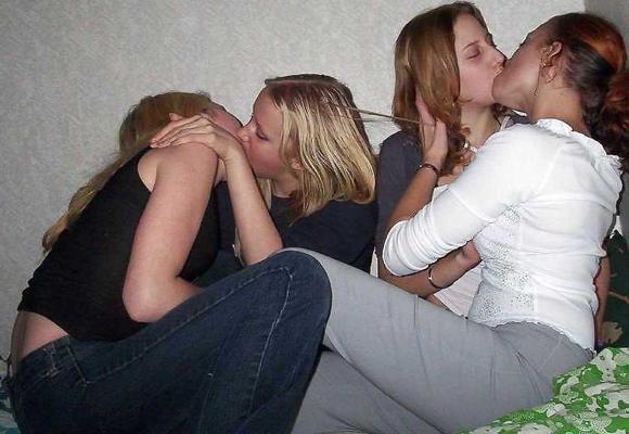 25P French kissing