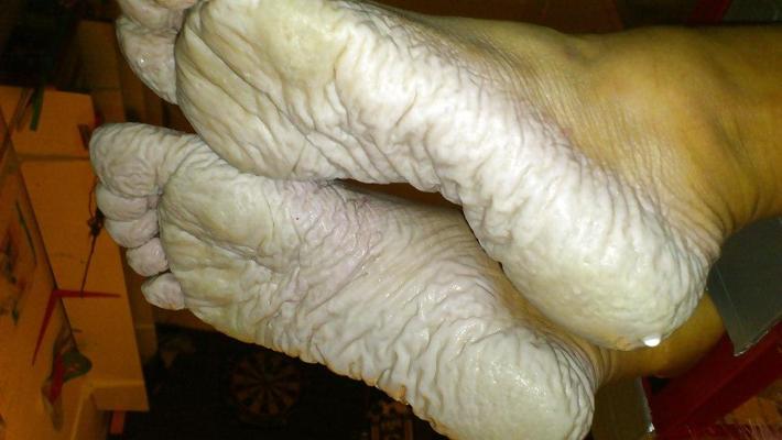 25P Bianca's wet feet