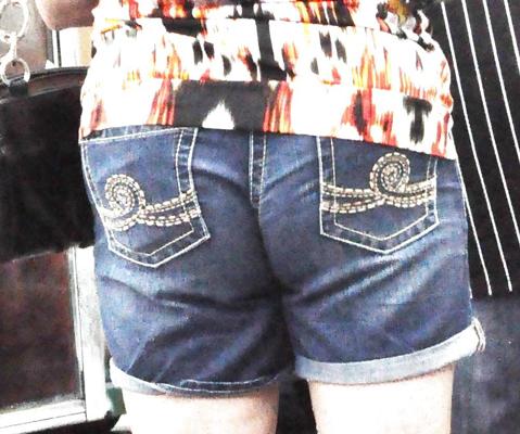 9P MILF potelée avec Jean Wedgie