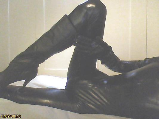 4P Lack-Catsuit und Stiefel