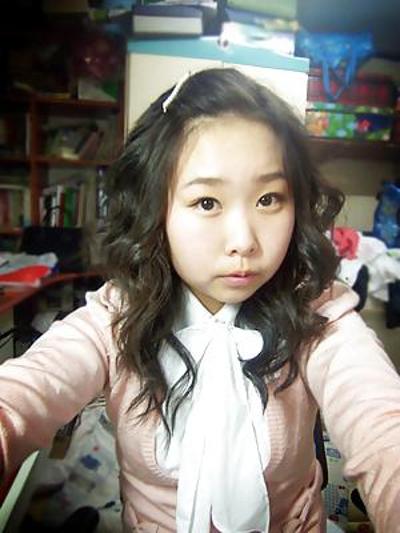 17P Korean girl takes self pics