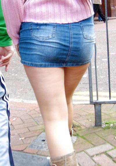 14P In The Streets 096 - Zwei sexy Arschbacken in Jeans