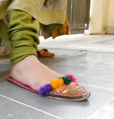 25P Contribution2 indian feet, hands, painted nails henna tattoo