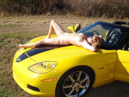 11P Mature showing her body outdoors on the yellow car