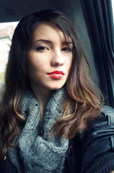 12P My kinky red lips