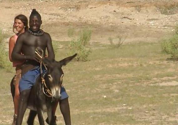 25P Des femmes blanches en vacances dans des tribus africaines polygames