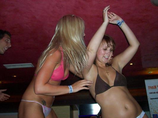 25P Party time in the bar