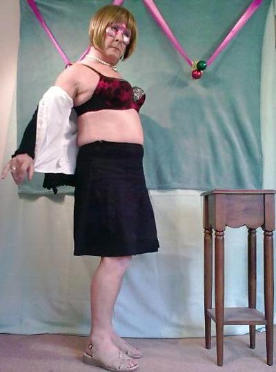 25P Crossdresser im roten und schwarzen BH und Höschen