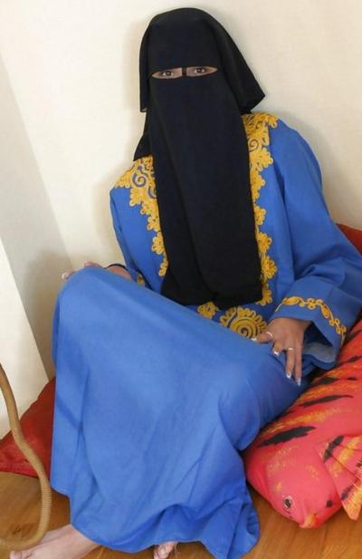 15P Hübsche Araberin wirft ihren muslimischen Hijab ab und gibt an