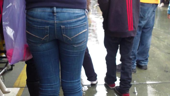 25P Joli cul et fesses d'adolescent sexy en jeans bleus serrés