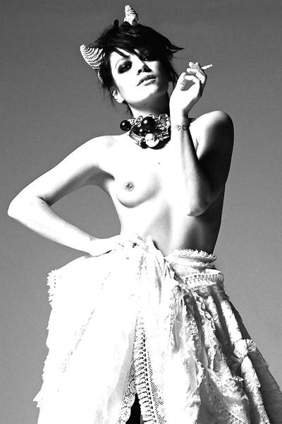 4P Lily Allen posiert oben ohne