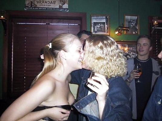 25P Magic of girls kissing girls