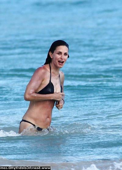 25P Courtney Cox Nipple Slip