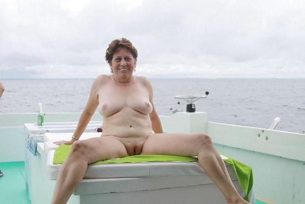 20P Naked beach 28.