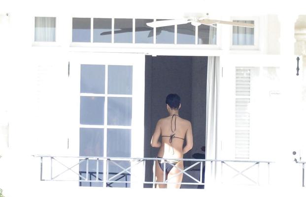 25P Rihanna raucht Gras und zieht sich nackt aus