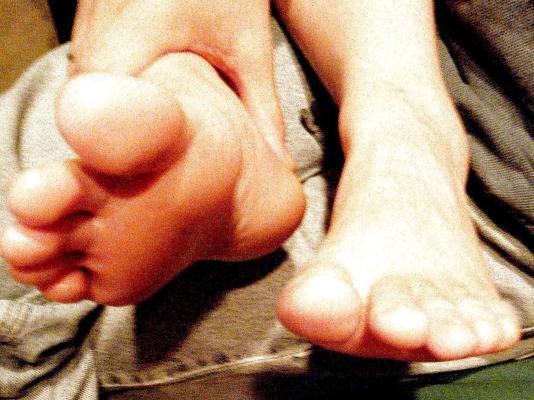 17P Más fotos sinceras de los exquisitos pies y dedos de los pies de mi esposa.