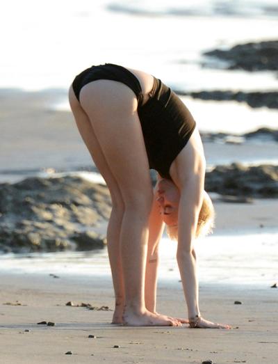 25P Miley Cyrus Bikini-Yoga
