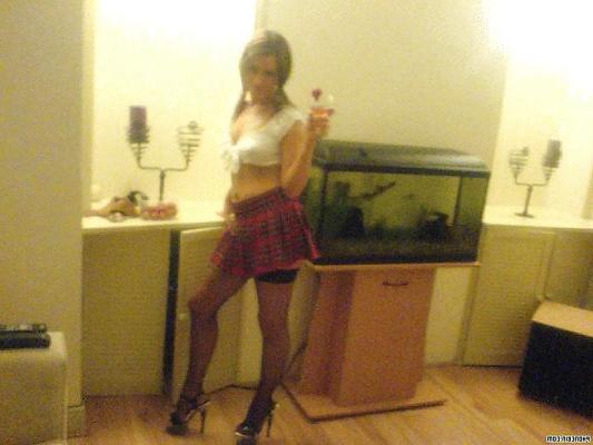 15P Coquine en talons de strip-teaseuse avec cul