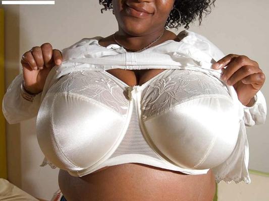 25P Sutiãs grandes em mulheres de ébano
