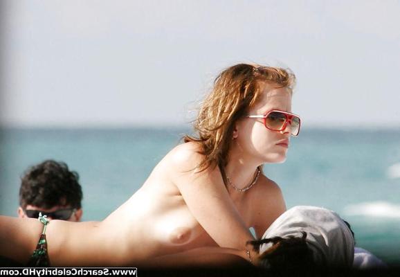 25P Mena Suvari – Oben-ohne-Schande am Strand von Miami
