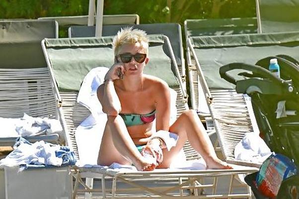 14P パームデザートホテルのプールサイドでセクシーなマイリー・サイラスのビキニ2013