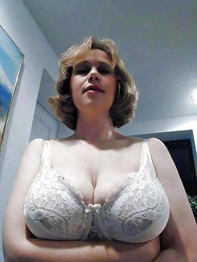 17P Big bras on mature women's!