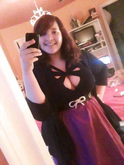 25P Chubby cute teen selfpics