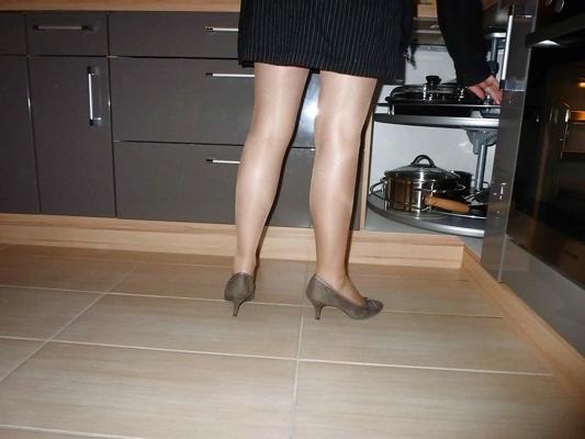 25P Nylons und Schuhe in der Küche