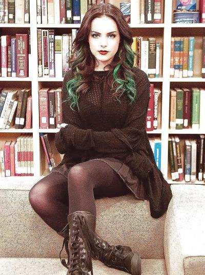 4P Elizabeth Gillies (non nue)