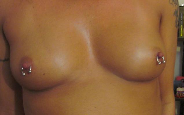 7P Les doux seins de ma femme... avant et après le piercing