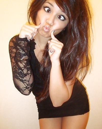 25P Sexy Facebook-Teenager im Mikrokleid
