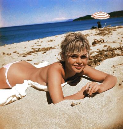 25P Plus de photos du cul de Brigitte Bardot