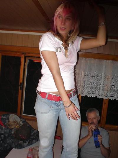 9P Topless en un club