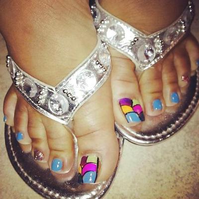 25P CAN'T STOP LOOKING AT WOMANS SEXY TOES