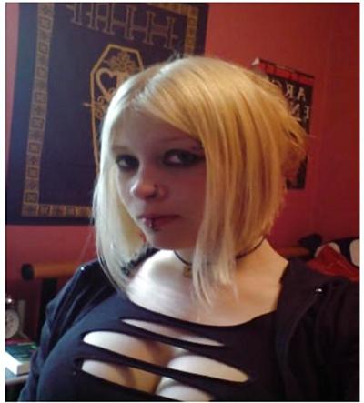 16P Blond mit schönem Dekolleté