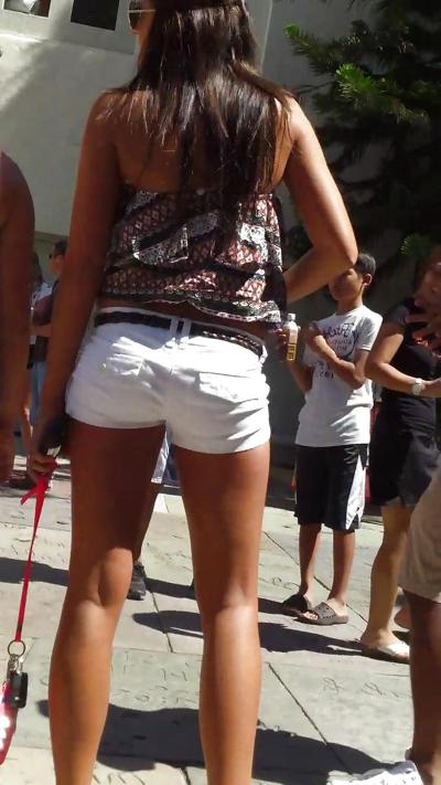 25P Sexy teen française cul et fesses en short blanc