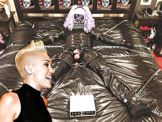 25P Miley und Antoniette Domina mit Sklaven