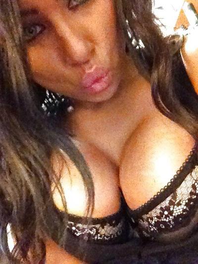 25P Teen pute aux gros seins