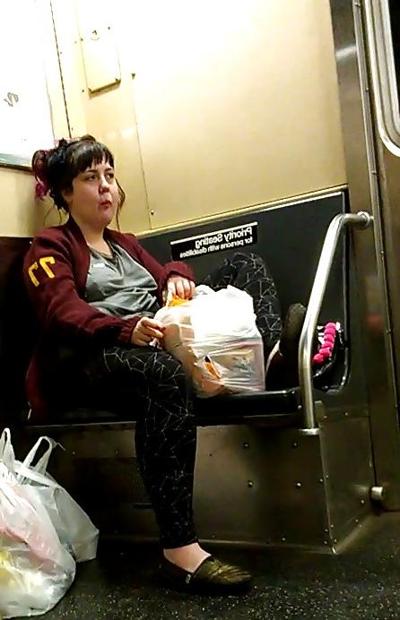4P Filles du métro de New York - Mamelons et chips