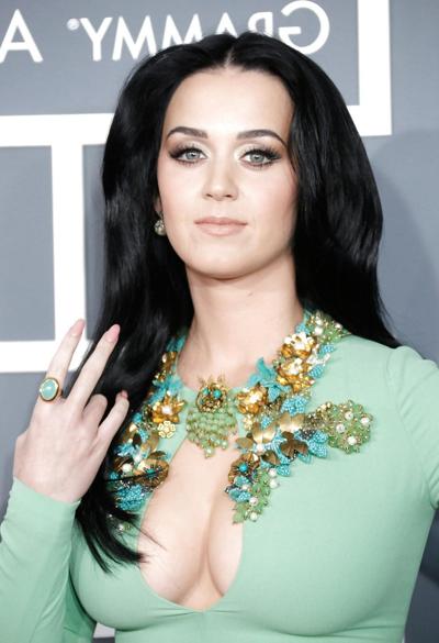 18P Katy Perry Décolleté