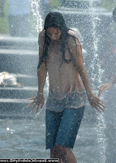 25P Katie Holmes nasses T-Shirt und durchsichtige Pokies